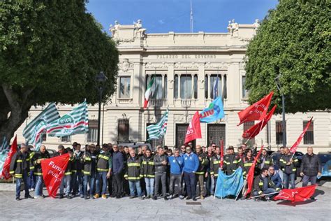 Reggio Calabria Protesta Dei Vigili Del Fuoco A Piazza Italia La