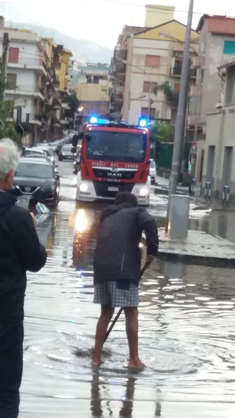 Maltempo A Reggio Disagi Nella Zona Sud Strade Allagate FOTO VIDEO