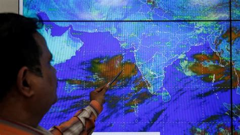 India to move 300,000 people as cyclone nears west coast | CBC News