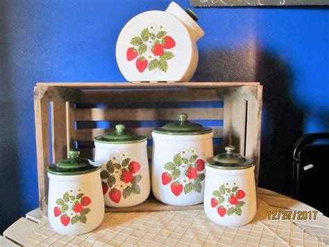 Vintage Mccoy Pottery Strawberry And Daisies Strawberries Red Seal