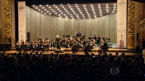 Crianças e professores de comunidades acompanham homenagem de orquestra