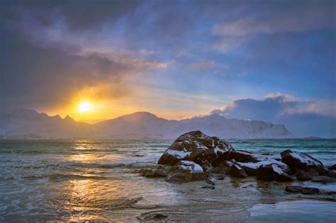 Playa De Skagsanden En Puesta De Sol Islas Lofoten Noruega Foto Premium