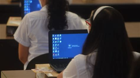 Entrega de computadoras inicia con alumnos de segundo y tercer año de