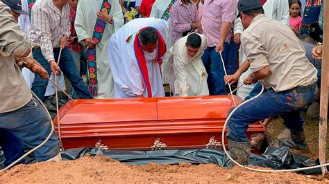 Sepultan A Sacerdotes Jesuitas Que Fueron Asesinados En Chihuahua