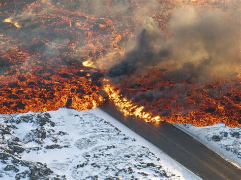 Iceland Volcano Erupts Again Cutting Utilities Los Angeles Times