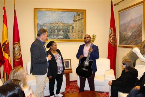 El semifinalista de La Voz Lucas Feliz recibe el cariño de los