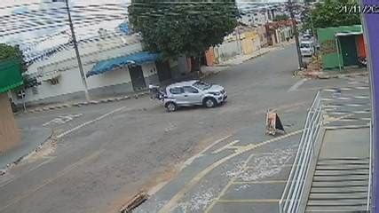 Motociclista é arremessado após ser atingido por carro que não