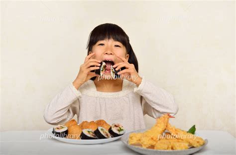 お寿司を美味しそうに食べる女の子 写真素材 [ 4756255 ] フォトライブラリー Photolibrary