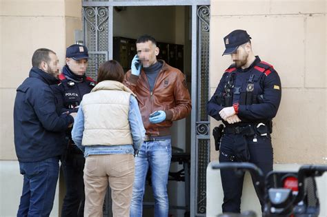 Un Hombre Mata A Sus Padres Y Se Suicida En Barcelona