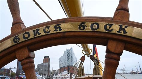 Segelschulschiff Gorch Fock Legt In Hamburg An Und Ffnet Deck F R