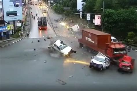 Terungkap Ini Penyebab Kecelakaan Truck Di Balikpapan Simak