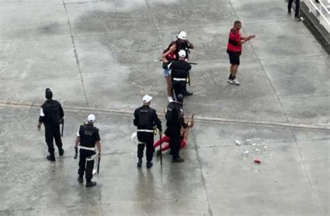 Torcedores de Flamengo e Vasco brigam no Maracanã