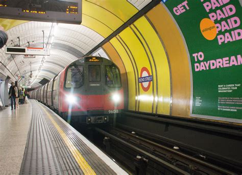 Jubilee Line London Underground 1996 Tube Stock Arriving A Flickr