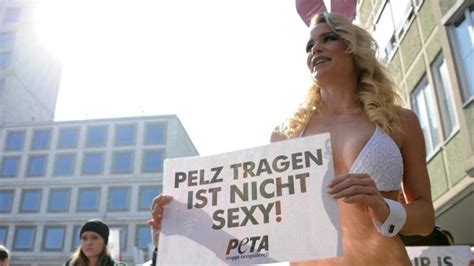 Nicht Sexy Playmate Protestiert Gegen Pelztierzucht Welt