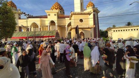 Hadiri Kuliah Subuh Bersama Uas Ribuan Jemaah Padati Masjid Agung Al