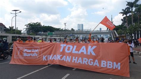 Demo Di Depan Gedung Dpr Massa Buruh Kompak Nyanyikan Lagu Naik Naik