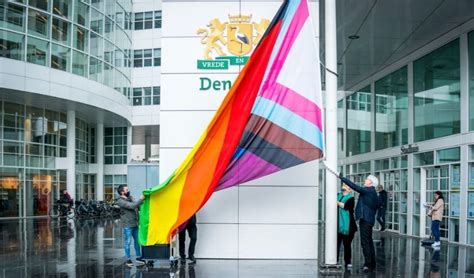 Den Haag Hijst Inclusieve Vlag Iedereen Mag Zichzelf Zijn