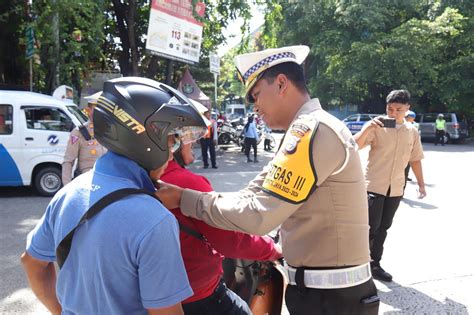 Operasi Keselamatan Jaya 2024 Polisi Bagi Bagi Helm Ke Pemotor