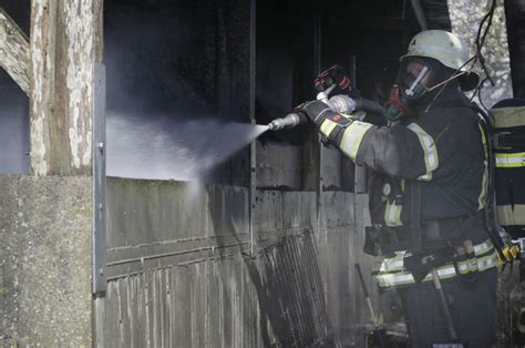 Fotos Feuerwehreinsatz Nach Brand In Hackschnitzel Lagerhalle Bei Dorfen