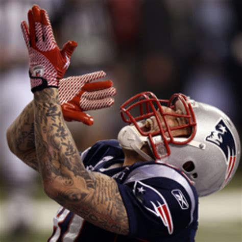 Reports: Historic Aaron Hernandez deal keeps Patriots TE combo intact ...