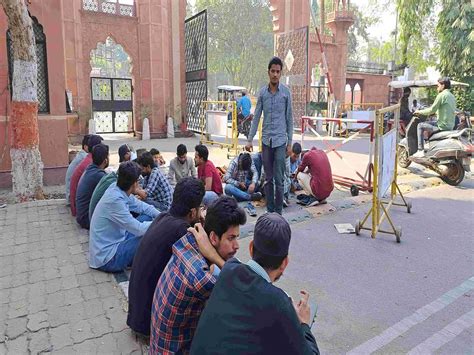 Amu Student Sit In Protest اے ایم یو طلبا کا سلیمان ہال کے پرووسٹ کے