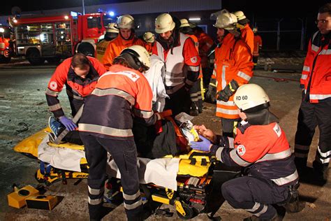 Rotes Kreuz und Feuerwehr proben den Ernstfall S K Verlag für