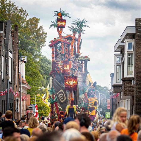 Corso Vollenhove Op Augustus Bloemencorso Foodtrucks En Muziek