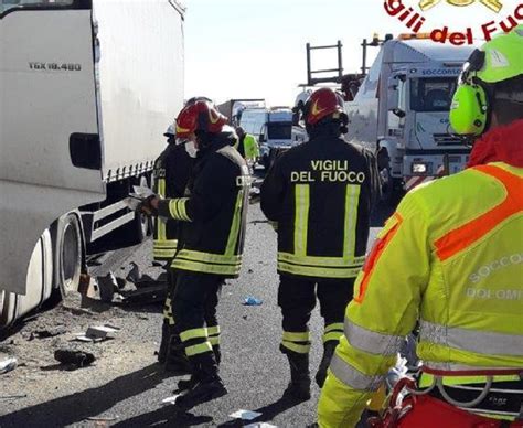 Incidente A1 Furgone Tampona Un Tir Muore Un 42enne Di Francavilla Al