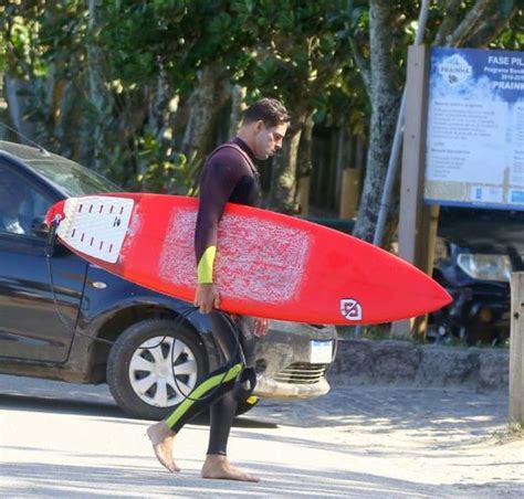 Na praia Cauã Reymond arranca suspiros ao exibir corpo escultural em