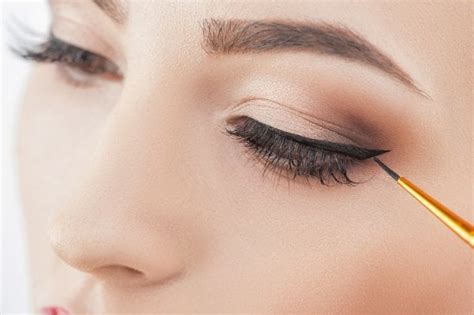 How To Apply Eyeshadow Eyeliner Powder Eyeliner Tips And Tutorials