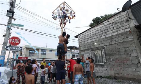 El Suburbio De Guayaquil Revive El Palo Ensebado