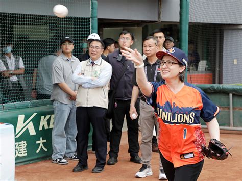 台南400主題週 黃偉哲陪同蕭美琴為統一獅對戰台鋼雄鷹開球 蕃新聞