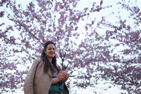 Caf De Consumici N De La Mujer Joven De Una Taza De Papel Que Lleva La