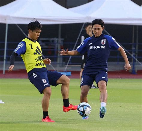 ＜サッカー日本代表練習＞練習に汗を流す旗手（左）と南野（撮影・西海健太郎） ― スポニチ Sponichi Annex サッカー