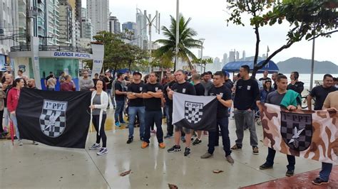 Familiares e amigos de PMs presos fazem protesto em Balneário Camboriú