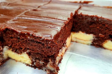 RECEITA DE BOLO DE CHOCOLATE QUE SAI RECHEADO DO FORNO