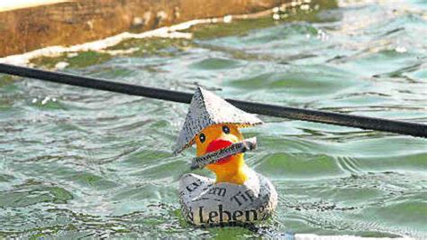 2000 Plastik Enten Erschwimmen 10 000 Euro Für Guten Zweck