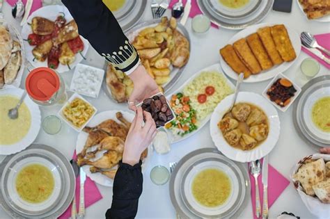 Vista superior da família muçulmana tendo iftar durante o mês sagrado