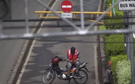 Rambu Larangan Masuk Jalur Busway Wartakotalive