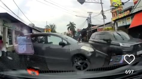 Suzuki Ertiga Dan Toyota Veloz Saling Serempet Warganet Salahkan Pak Ogah