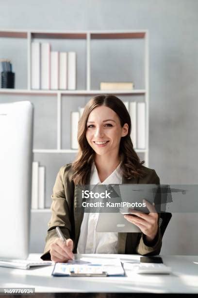 Photo Libre De Droit De Belle Femme À La Tête Dune Entreprise Femme