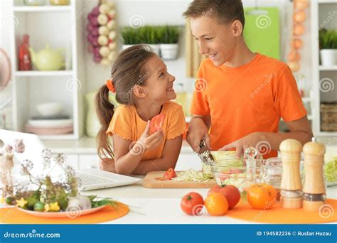 Hermano Y Hermana Lindos Cocinando Juntos En La Cocina Foto De Archivo