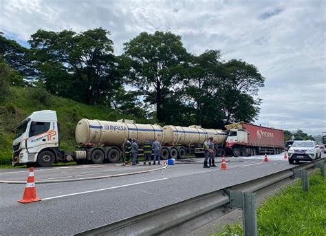 Acidente entre caminhão tanque e carreta provoca vazamento de 35 mil