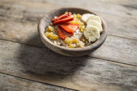 Papa De Aveia Da Farinha De Aveia Morango E Banana Na Bacia De