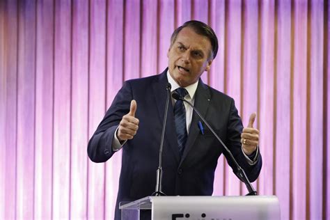 Bolsonaro diz que ganhou de Doria suspensão de testes da Coronavac