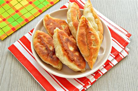 Дрожжевые пирожки с мясом на сковороде - рецепт приготовления