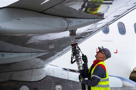 How Does Aircraft Refueling Work?