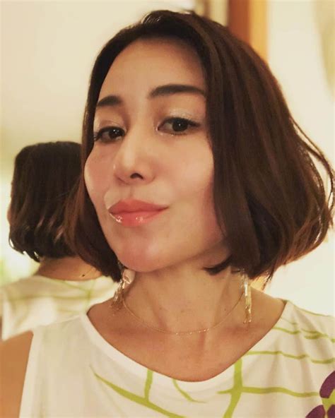 宮城麻里子さんのインスタグラム写真 宮城麻里子instagram 「 フェイスラインギリギリのボブ から覗く フェザーピアス よくない