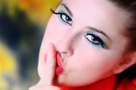 Women makeup tips 2012: Women Simple Makeup Tips