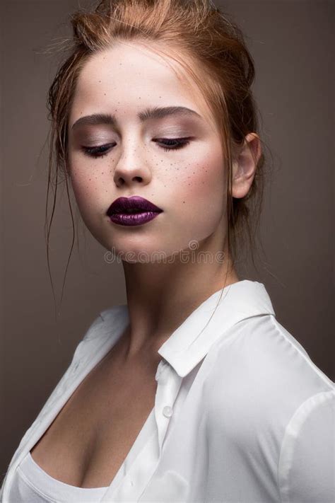 Moça Um Corte De Cabelo Em Uma Camisa Branca Modelo Bonito Composição Do Nude E Os